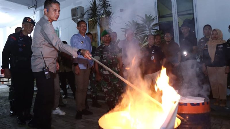 Kapolres Parepare Dampingi Akbar Ali Dalam Pemusnahan Kelebihan Surat Suara Pemilu 2024