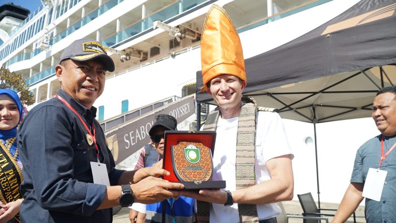 Pj Wali Kota Parepare Sambut Kedatangan Penumpang dan Awak Kapal Pesiar Seabourn Odessey