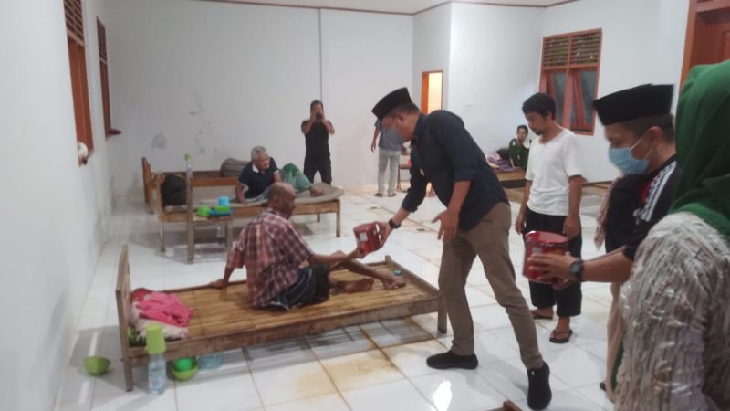 Kunjungi PPSLU, Akbar Ali Sapa Lansia dan Beri Bingkisan