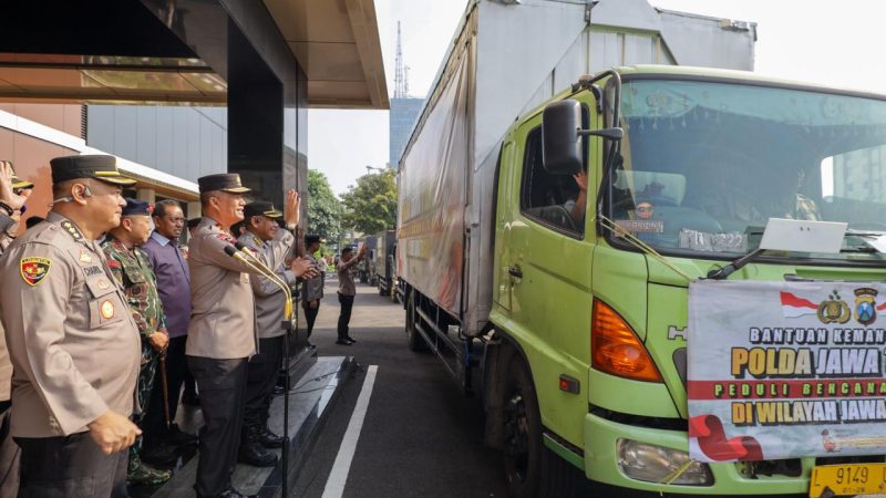 Kapolda Jatim Berangkatkan 50.789 Paket Bantuan Kemanusiaan untuk Warga Terdampak Banjir Jateng