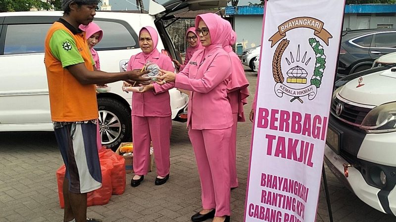 Bhayangkari Ranting KPN Parepare Bagi-bagi Takjil Kepada Buruh dan Penumpang Kapal