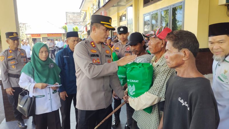 Baznas – Polres Parepare Salurkan 70 Paket Zakat Fitrah dan Infaq