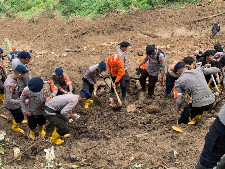 Tim SAR Brimob Sulsel Evakuasi Korban Terdampak Bencana Longsor di Tana Toraja