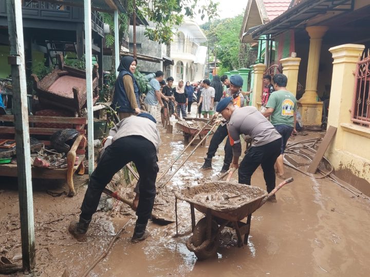 Pasca Banjir dan Tanah Longsor, Tim SAR Brimob Sulsel Bantu Bersihkan Rumah Warga