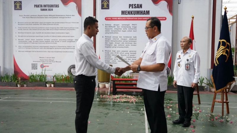 Kakanwil Kemenkumham Sulut Serahkan SK Pengangkatan Kepada 16 Orang CASN