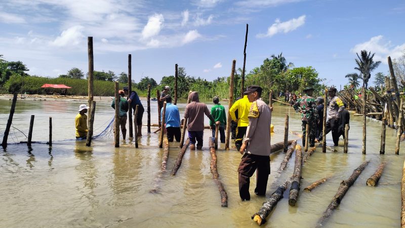 Pasca Banjir, Forkopimcam dan Warga Gotong Royong Perbaiki Tanggul Jebol
