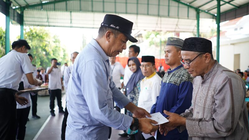 Pj Wali Kota Parepare Serahkan Insentif Triwulan ke Dua Bagi RT/RW  Hingga Pegawai Syara