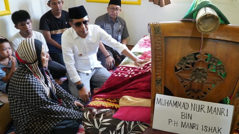 Pj Wali Kota Parepare Kemudikan Ambulance Hingga Bantu Gotong Keranda Jenazah Sekcam Bacukiki Barat