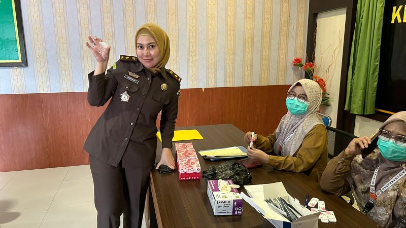 Gandeng RSUD Andi Makkassau, Pegawai Kejari Parepare Lakukan Tes Urine