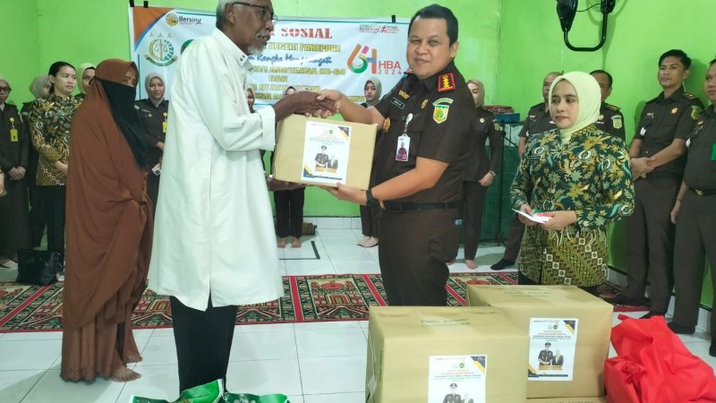 Peringati HBA ke-64 dan HUT IAD XXIV, Jajaran Kejari Parepare Gelar Bakti Sosial