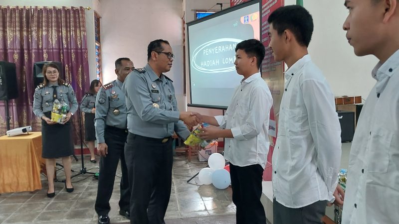 Kadivpas Kemenkumham Sulut Serahkan SK Remisi LPKA Tomohon