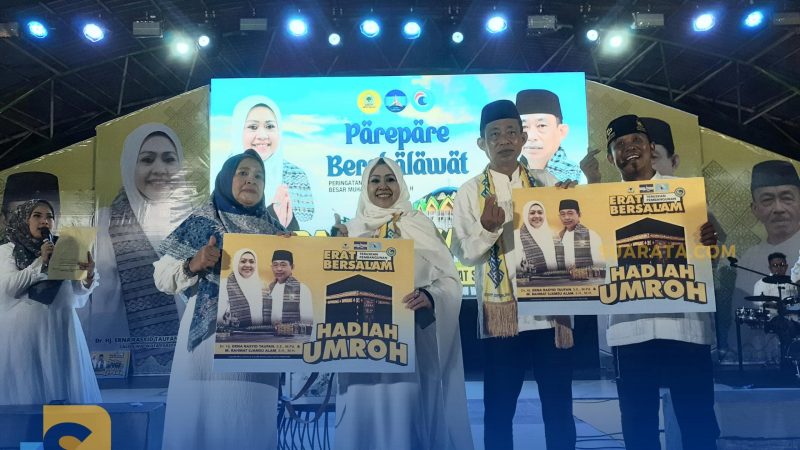 Pecah Haru Dua Penerima Paket Umrah Gratis Doakan Paslon Erat-Bersalam Menang Pilwalkot Parepare