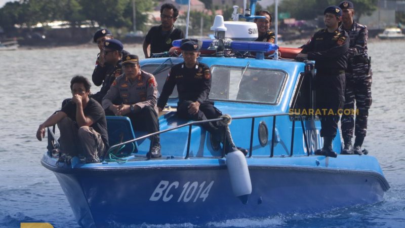 Pastikan Pelabuhan Aman Sambut Mudik Nataru, Kapolsek KPN Parepare Lakukan Patroli Laut