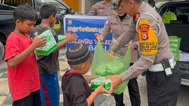 Satlantas Polres Parepare Berbagi Takjil di Hari Kedua Ramadan