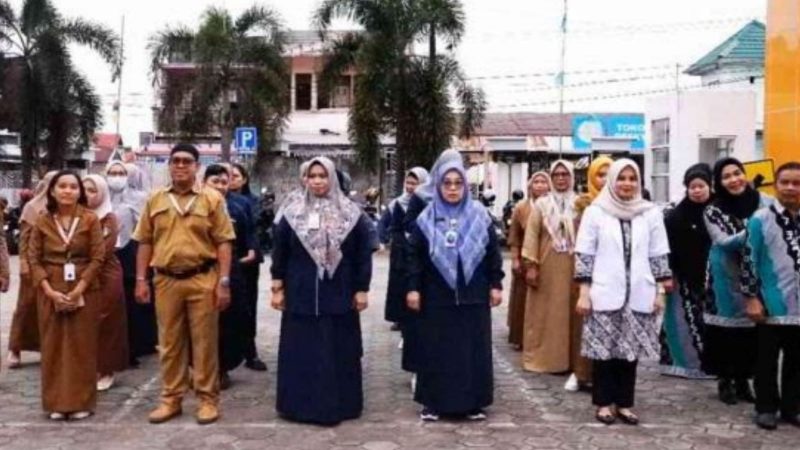 Direktur Renny Anggraeni Beri Penghargaan kepada Pegawai Teladan RSUD Andi Makkasau