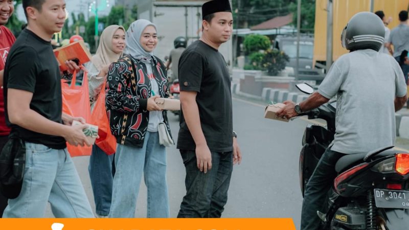 Hamka Hamid dan Anggota BPC HIPMI Parepare Bagikan Ratusan Takjil untuk Musafir