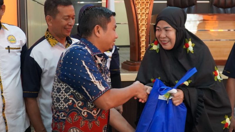 Wali Kota Parepare Apresiasi Wujud Solidaritas IKKB Sibolata, Bagikan Sembako Hasil Swadaya Pengurus