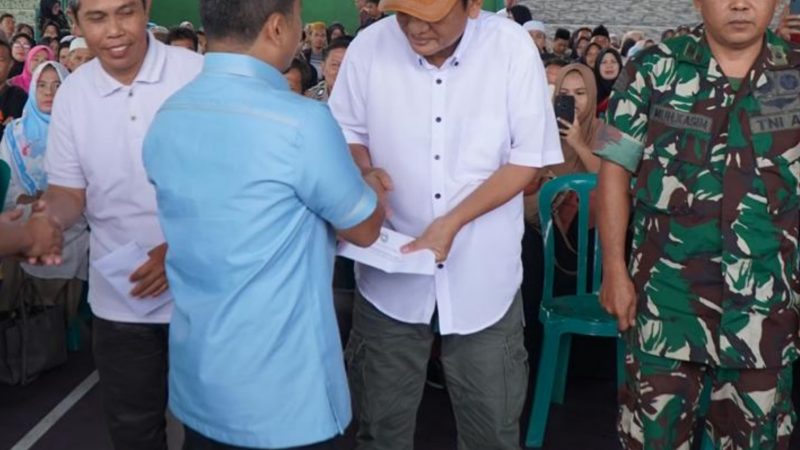 Walikota Tasming Hamid Serahkan Insentif untuk RT/RW, Pengurus Masjid, dan Aparat Keamanan