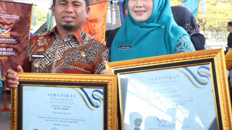 Tasming Hamid Terima Penghargaan BKKBN di Harganas ke-32 di Makassar