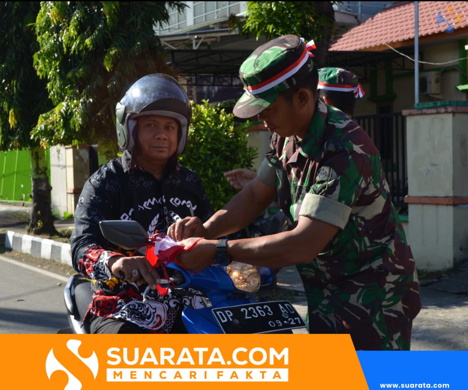 Kodim 1405 Parepare Berbagi Puluhan Bendera Merah Putih untuk Pengendara