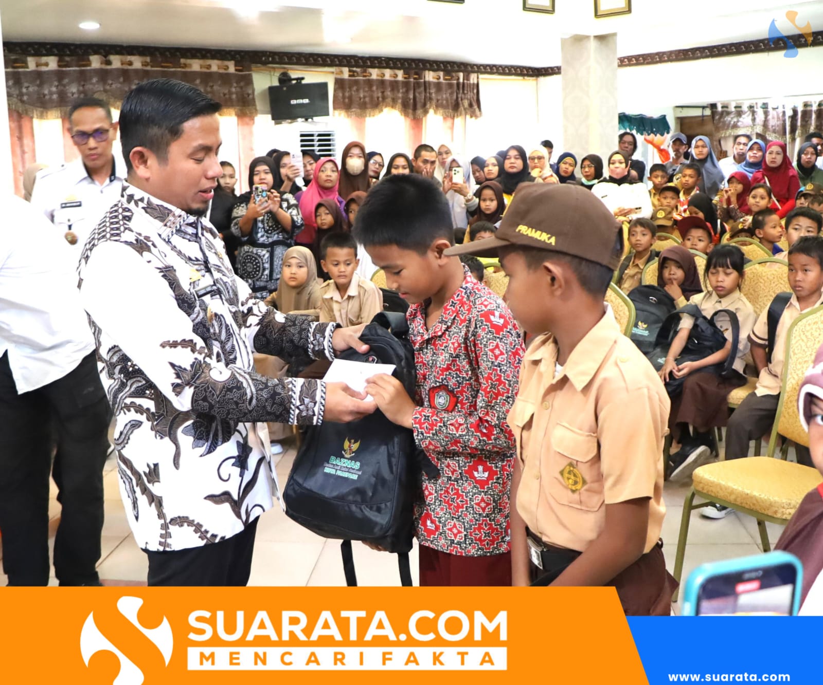 Wali Kota Parepare Serahkan Bantuan Pendidikan untuk 150 Pelajar, Apresiasi Peran Baznas