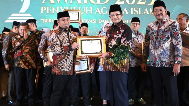 Tasming Hamid Terima Penghargaan Bergengsi PENAIS Award 2025 dari Kemenag RI