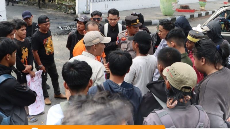 Ratusan Personel Polres Polman Amankan Unjuk Rasa Aliansi Masyarakat Allu