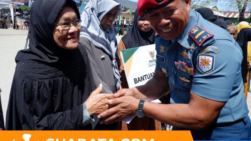 Danposal TNI AL Pinrang Turut Salurkan Santunan Mustahik di Maulid Akbar Desa Lero