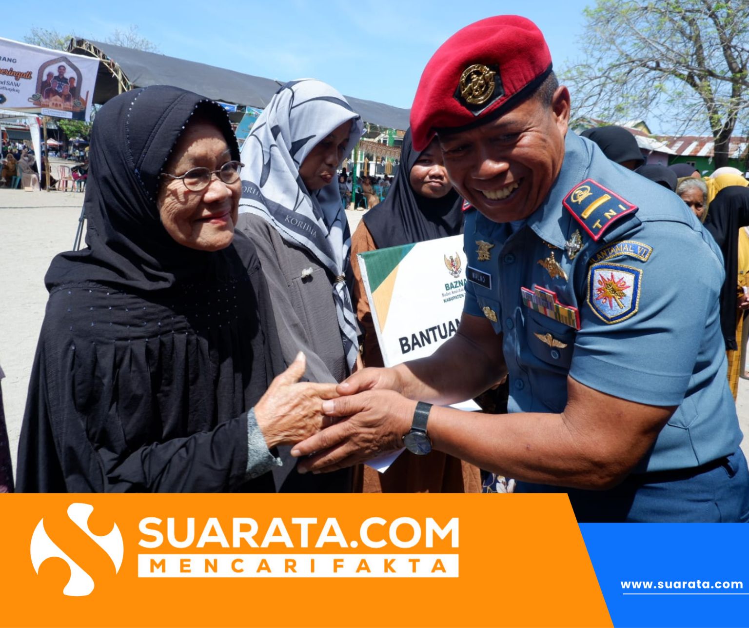 Danposal TNI AL Pinrang Turut Salurkan Santunan Mustahik di Maulid Akbar Desa Lero