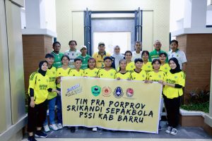 Tim Sepak Bola Putri Barru foto bersama Bupati Barru dan Jajarannya jelang laga Praporprov 
