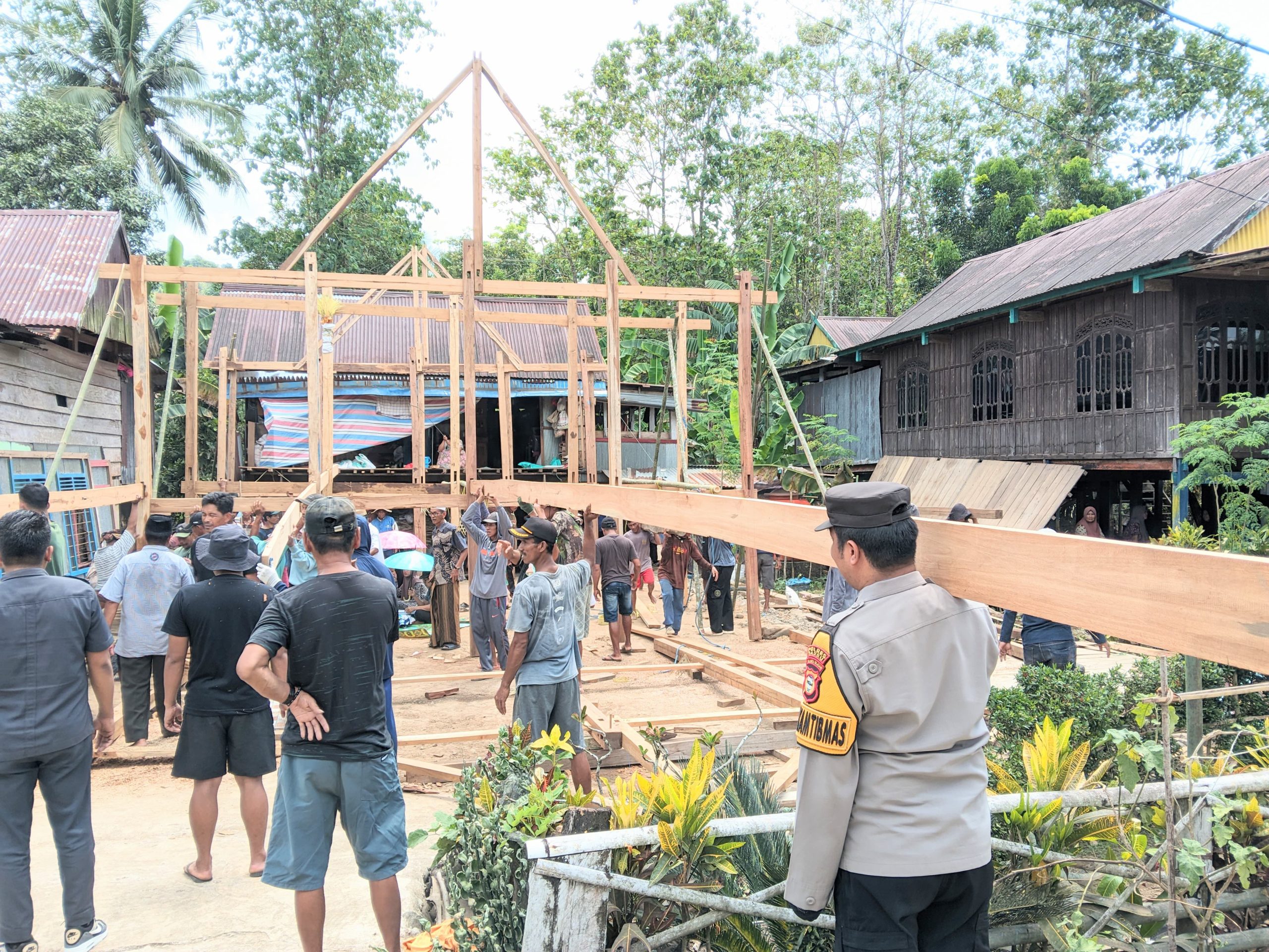 Nampakkan Sisi Humanis, Polisi Barru Bantu Warga Mappatettong Bola