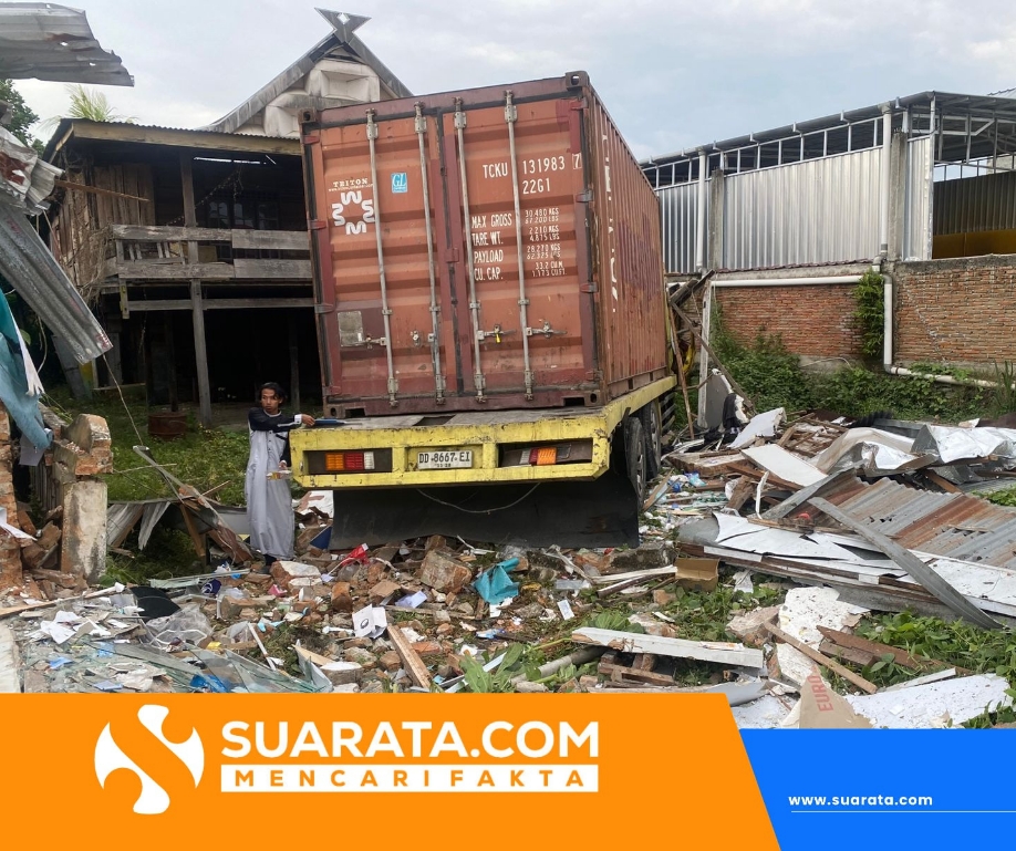 Truk Tronton Oleng di Luyo, Hantam Apotek Warga hingga Rusak Parah