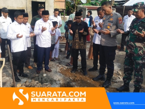Peletakan Batu Pertama Rumah Layak Huni bagi Korban Kebakaran di Kampung Menara oleh Walikota Parepare, Didampingi Kapolsek Soreang