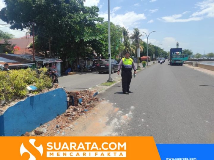Pengemudi Minibus Terluka Usai Terbalik, Kerugian Capai Rp10 Juta