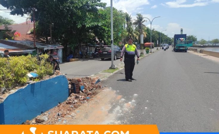 Pengemudi Minibus Terluka Usai Terbalik, Kerugian Capai Rp10 Juta