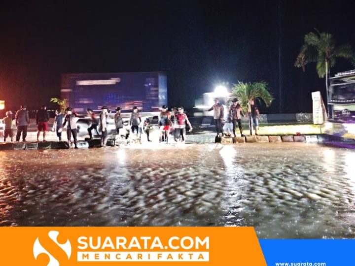 Tim SAR Batalyon B Pelopor Satuan Brimob Polda Sulsel Gerak Cepat Atur Lalu Lintas dan Buka Jalur Air di Titik Banjir Kabupaten Barru