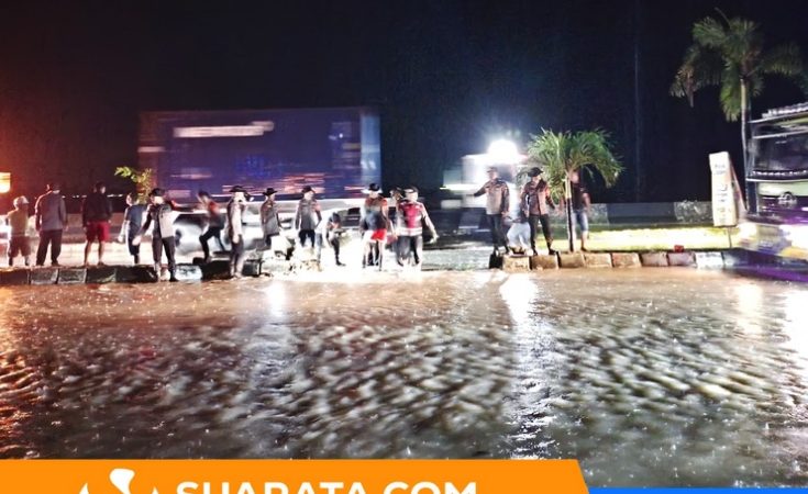 Tim SAR Batalyon B Pelopor Satuan Brimob Polda Sulsel Gerak Cepat Atur Lalu Lintas dan Buka Jalur Air di Titik Banjir Kabupaten Barru