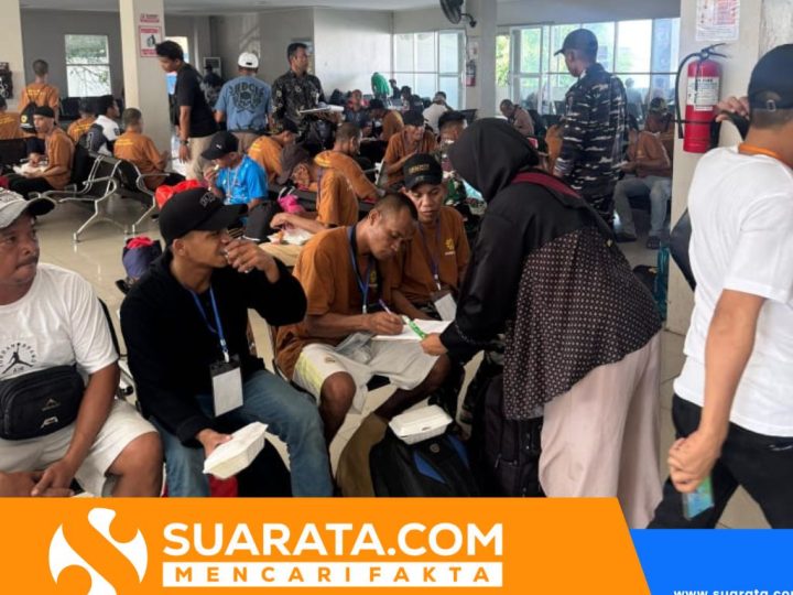 139 Pekerja Migran Indonesia Dideportasi dari Malaysia, Tiba di Parepare dengan Pengawalan TNI AL