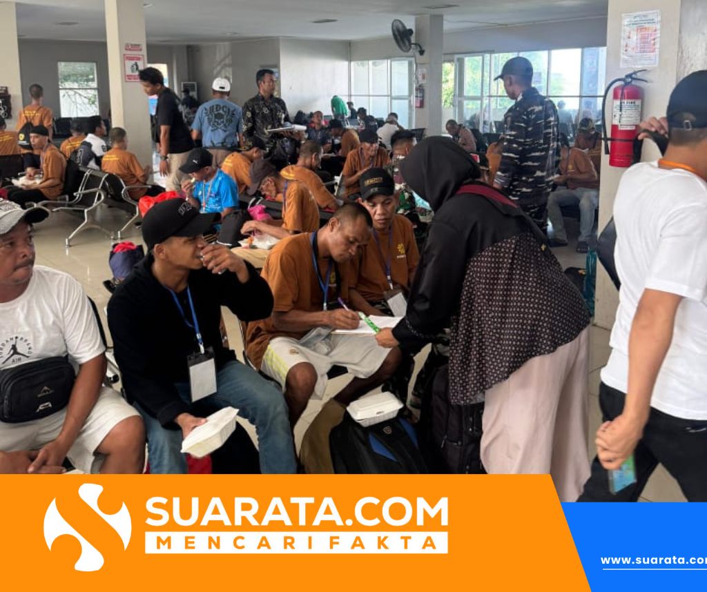 139 Pekerja Migran Indonesia Dideportasi dari Malaysia, Tiba di Parepare dengan Pengawalan TNI AL