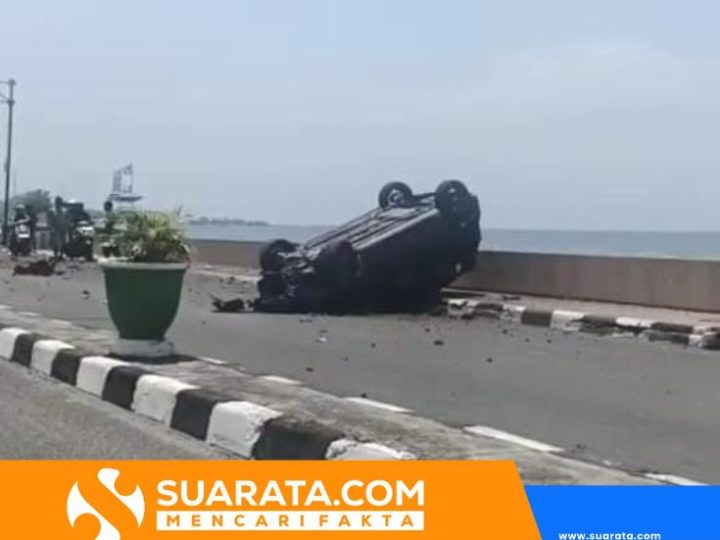 Hantam Trotoar, Minibus Terbalik di Jalan Mattirotasi Parepare
