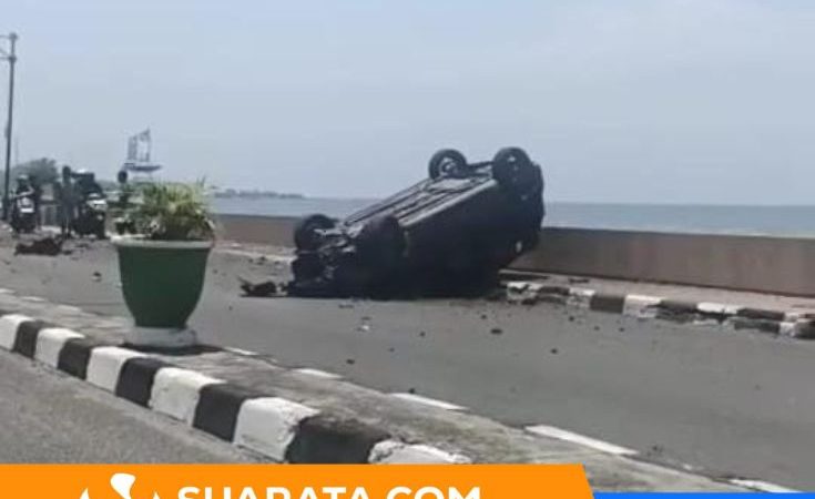 Hantam Trotoar, Minibus Terbalik di Jalan Mattirotasi Parepare