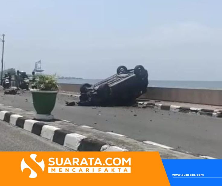 Hantam Trotoar, Minibus Terbalik di Jalan Mattirotasi Parepare