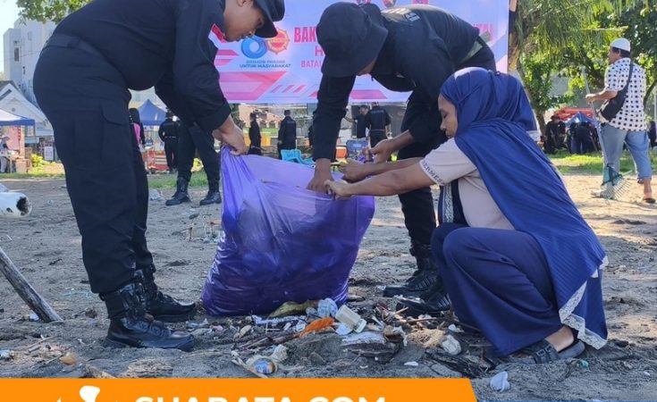 Jelang HUT ke-80 Korps Brimob Polri, Batalyon B Pelopor gelas Baksos Pembersihan Pantai di Kota Parepare