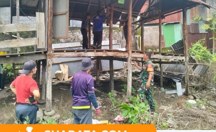 Babinsa 1405–03/Bacukiki Laksanakan Karya Bakti Bantu Rumah Warga Tuna Netra di Kelurahan Kampung Baru