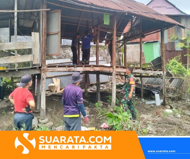 Babinsa 1405–03/Bacukiki Laksanakan Karya Bakti Bantu Rumah Warga Tuna Netra di Kelurahan Kampung Baru