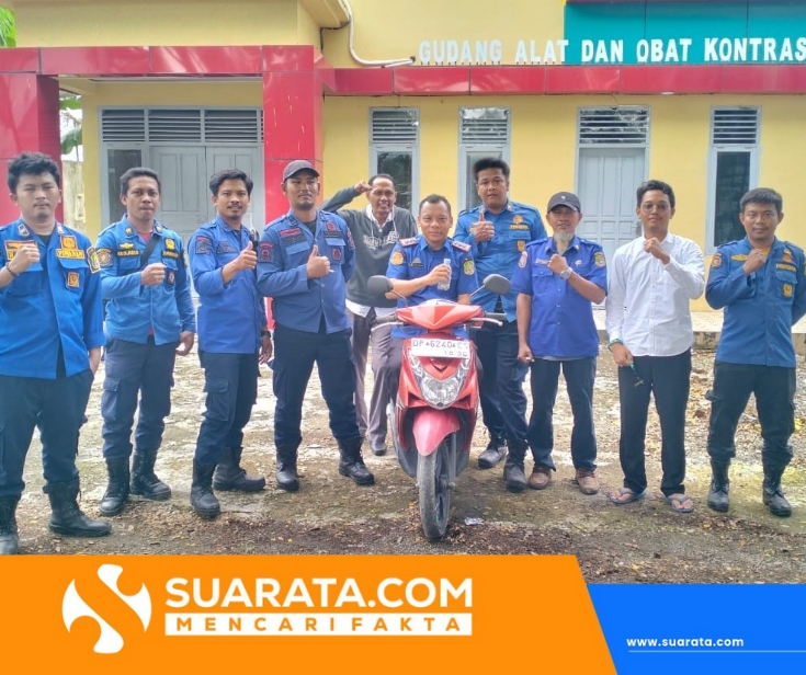 Motor Pegawai Disusupi Ular, Damkar Sidrap Jadi Montir Dadakan