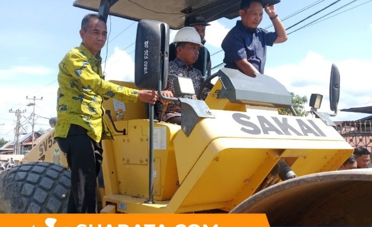 Bupati Sidrap Turun Langsung Operasikan Alat Berat di Proyek Jalan Poros Amparita–Teteaji