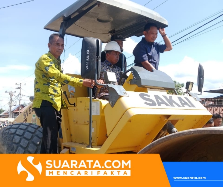 Bupati Sidrap Turun Langsung Operasikan Alat Berat di Proyek Jalan Poros Amparita–Teteaji