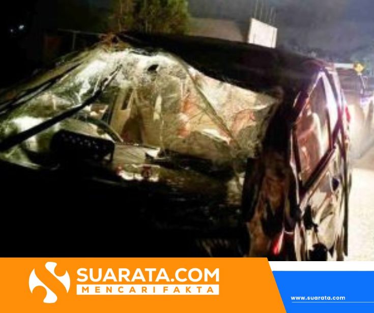 Hantam Beton, Minibus Anggota DPRD Sulbar Terbalik di Jalan Trans Sulawesi