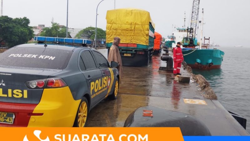 Bhabinkamtibmas Polsek KPN Lakukan Pemantauan Kondisi di Tengah Hujan Deras